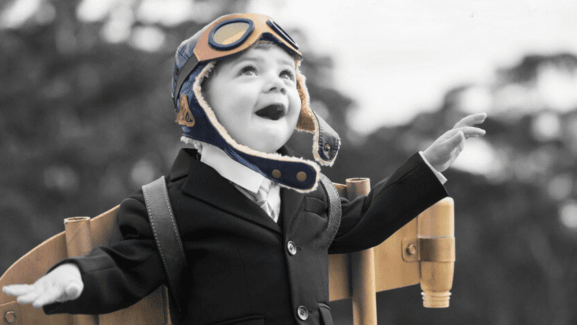 Jeux d'imitation : Enfant qui joue à l'aviateur